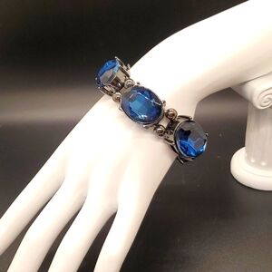 Chunky blue glass gem stretch bracelet in Metallic dark gray NWOT
